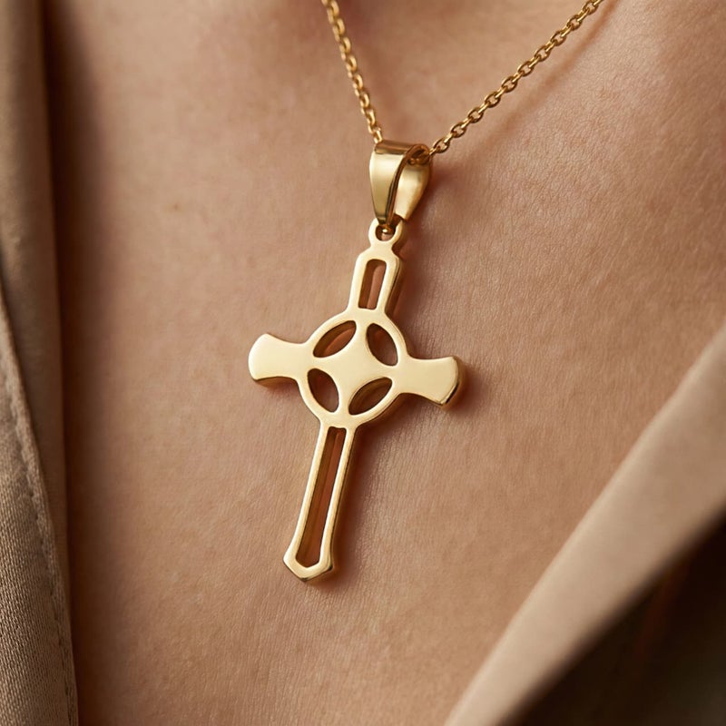 دلاية صليب كبير (بدون سلسلة) باللون الذهبي، مصنوعة من الستانلس ستيل المقاوم للصدأ، بتصميم مفرغ ودائرة وسطية. قطعة روحية أنيقة جداً. - Image 3